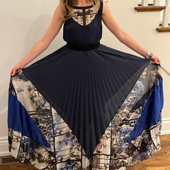 Stunning BCBG Floor length Dress - Picture 3 of 10